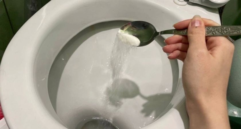 Почему нужно солить воду в унитазе. Запомните на всю жизнь