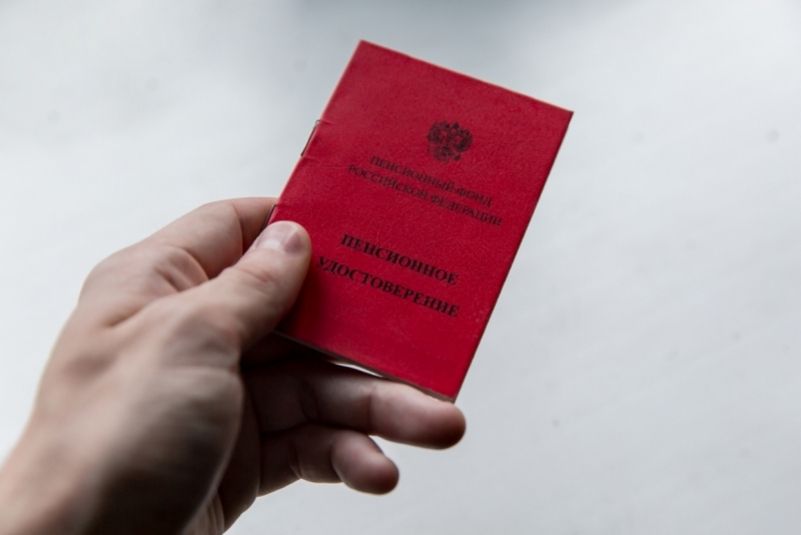 10 тысяч сверху пенсии начислят автоматом: принесут уже в июле, но с одним условием