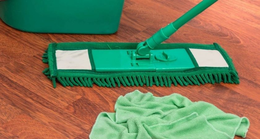 Зачем нужно мыть полы соленой водой: 2 важных эффекта для вашего дома - сразу ощутите результат
