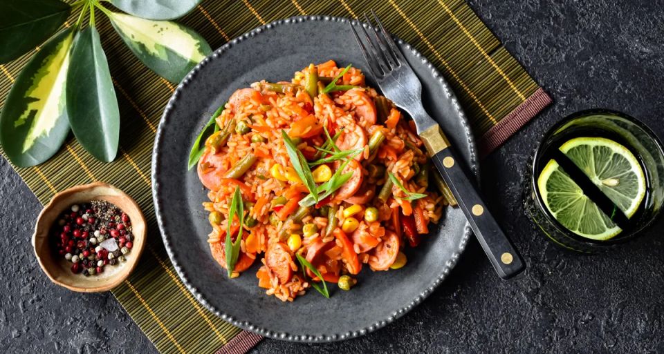 Быстрый и вкусный ужин: необычный рецепт с овощами и сосисками