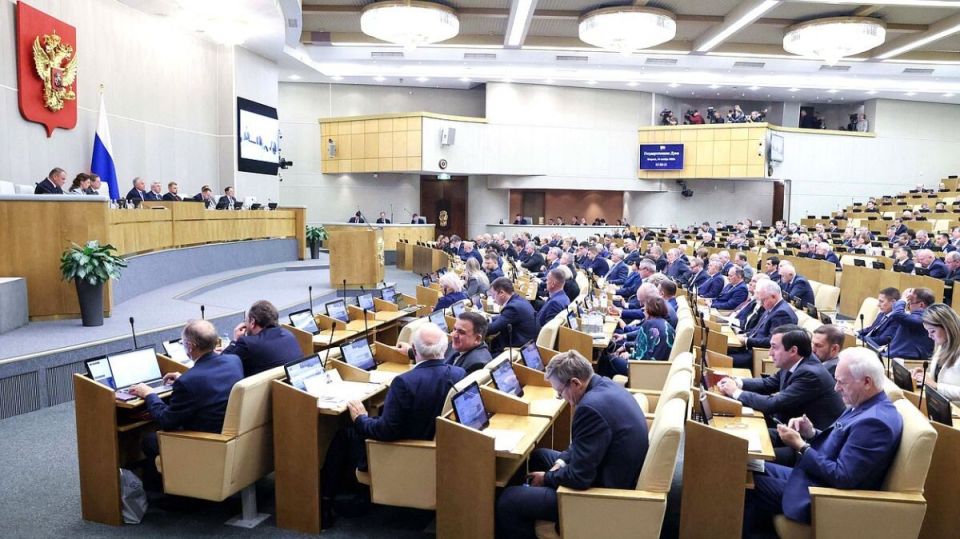 Госдума отказалась от повышения штрафов для чиновников за оскорбление граждан