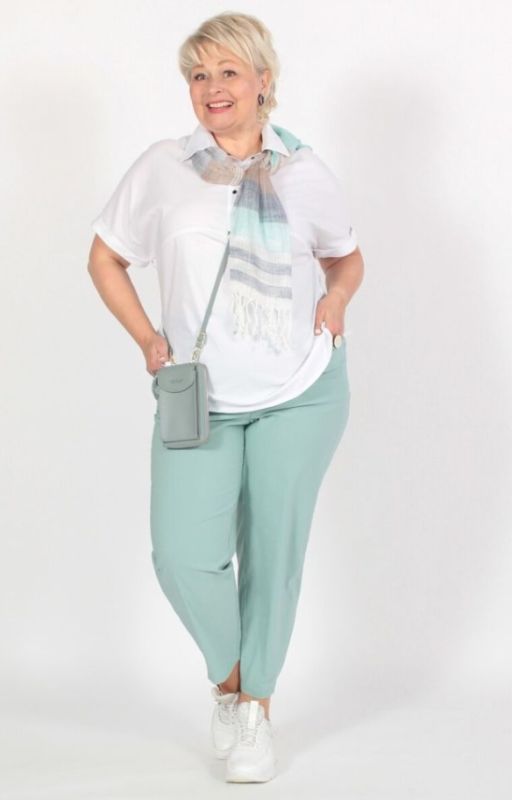 Стильный образ для девушек с пышными формами и невысоким ростом