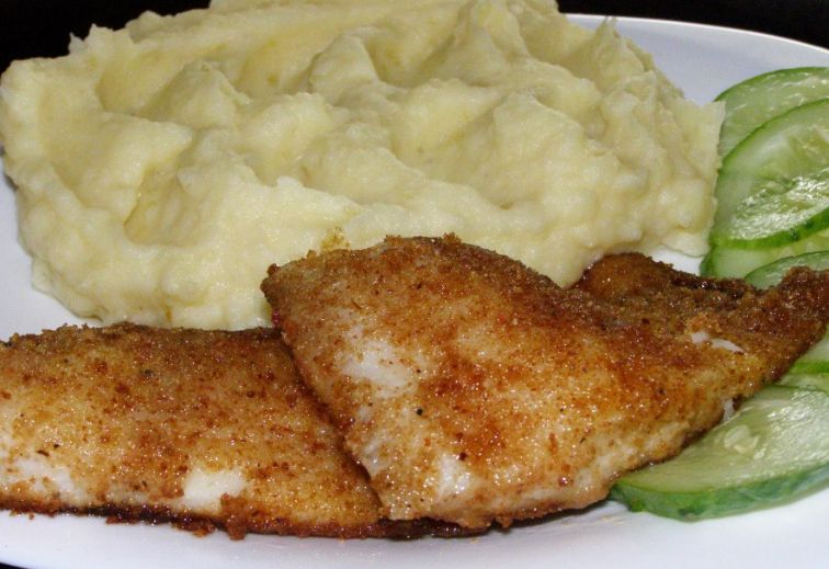 Идеальное сочетание: картофельное пюре и хрустящая жареная рыба