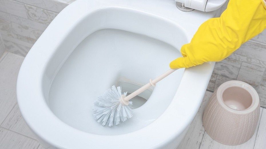 Эффективные стратегии по борьбе с желтым налетом в унитазе