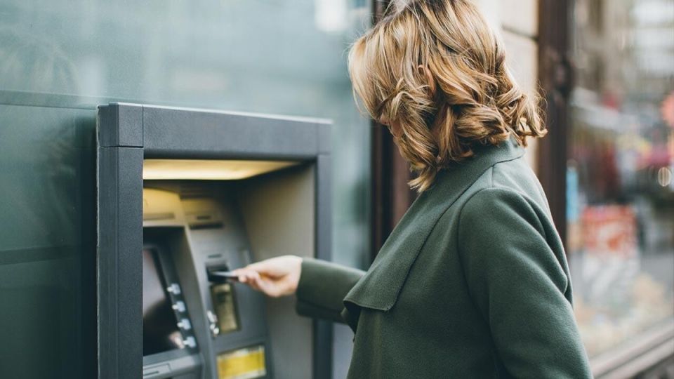 Почему не стоит паниковать: мнение экспертов о обналичивании денег с карт