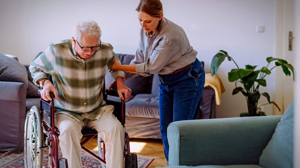 Как оформить уход за пожилым человеком: подробное руководство