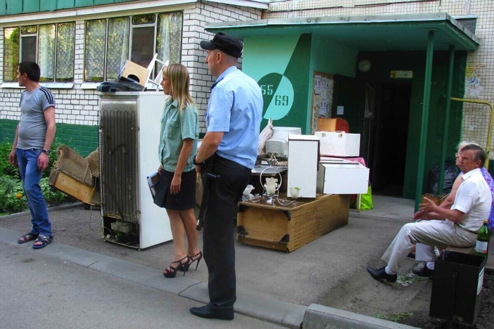 Суд отменил незаконное выселение матери с детьми: как приставы нарушили закон