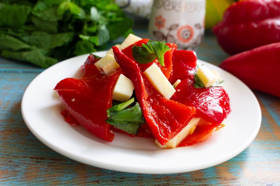 Салат из печеных перцев: легкость и вкус в каждом кусочке