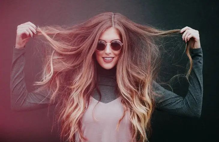 Секрет безупречности: как избежать электризации волос и сохранить прическу