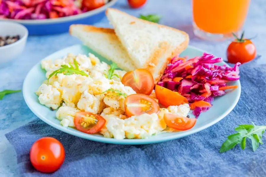 Секреты приготовления идеального скрэмбла: вкусный завтрак, который покоряет сердца