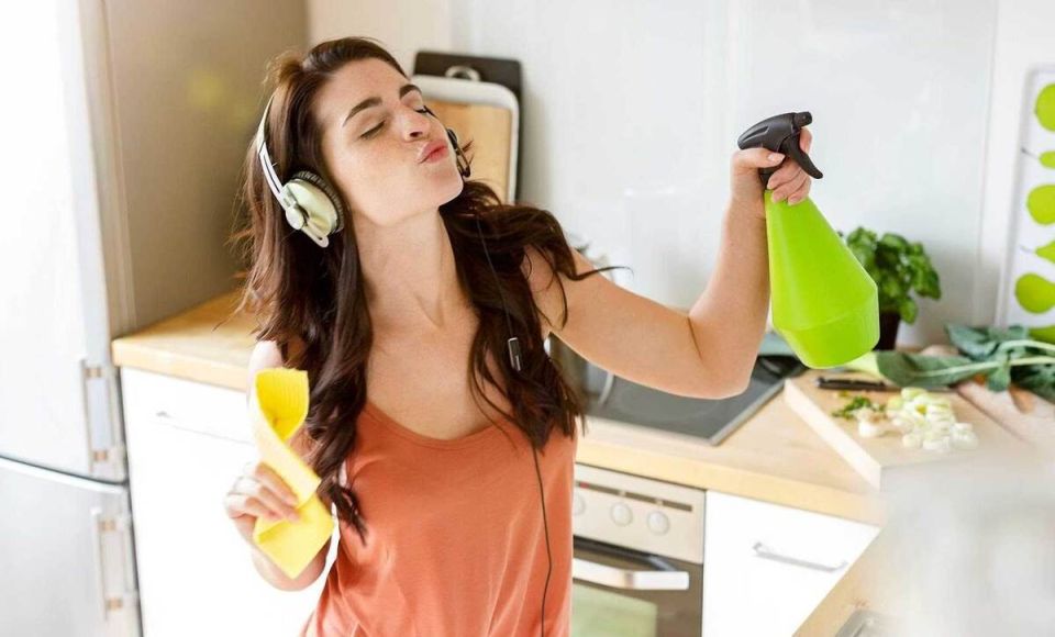Эффективная уборка под любимую музыку: как сделать домашние дела веселей