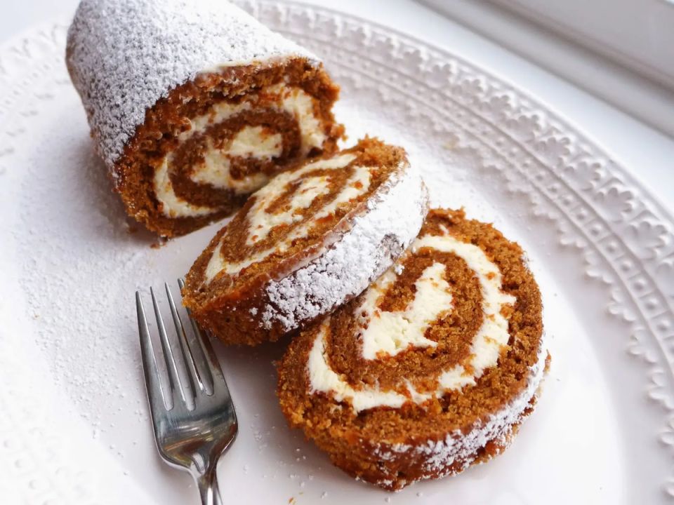 Тыквенный рулет с творожным кремом: идеальное осеннее угощение к чаю