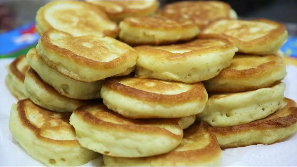 Пышные оладьи на кефире: секреты, которые сделают ваши завтраки магическими