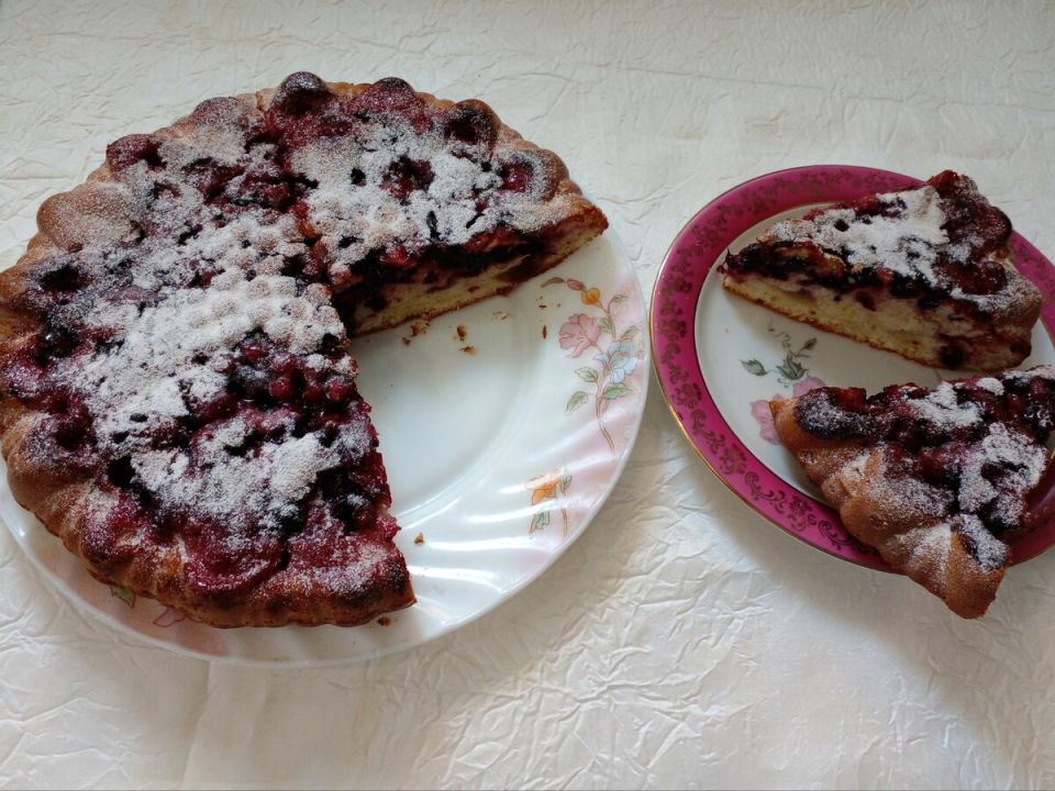 Пирог с ягодами: простое угощение, которое украсит любое время года