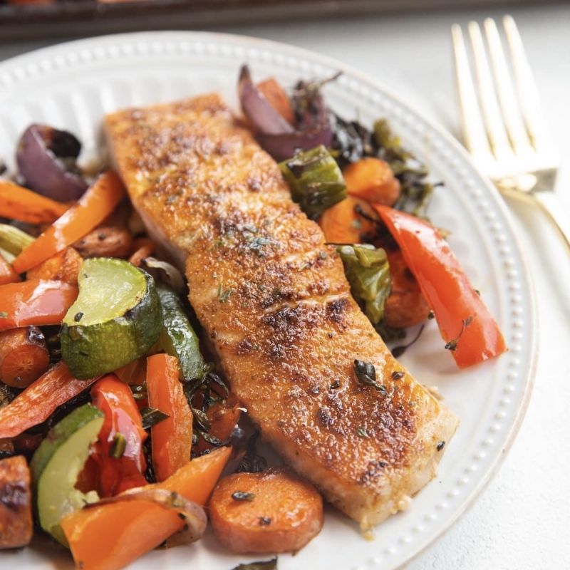 Лосось с овощами в духовке — просто и вкусно