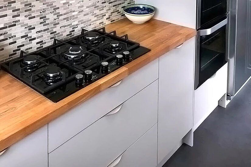 Как защитить кухонную столешницу: советы по установке варочной панели