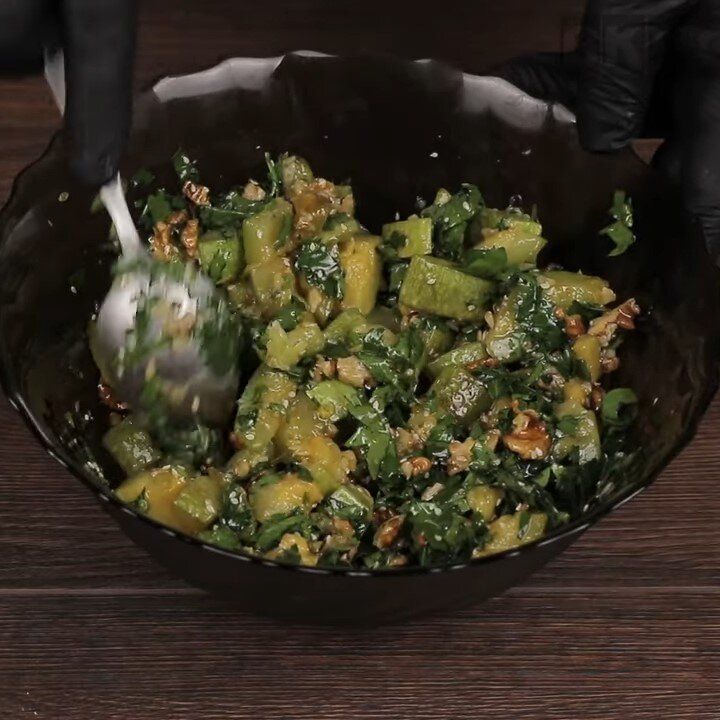 Удивительный салат из кабачков: вкусно, быстро и просто