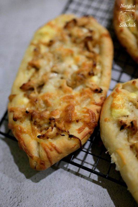 Вкусные лодочки с курицей, луком и грибами: простой способ приготовления