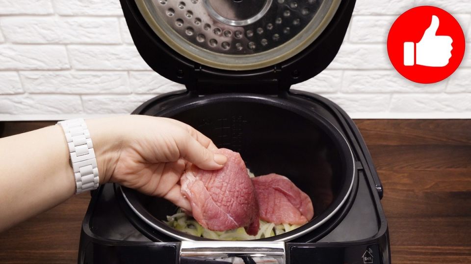 Ароматная свинина с помидорами и сыром в мультиварке