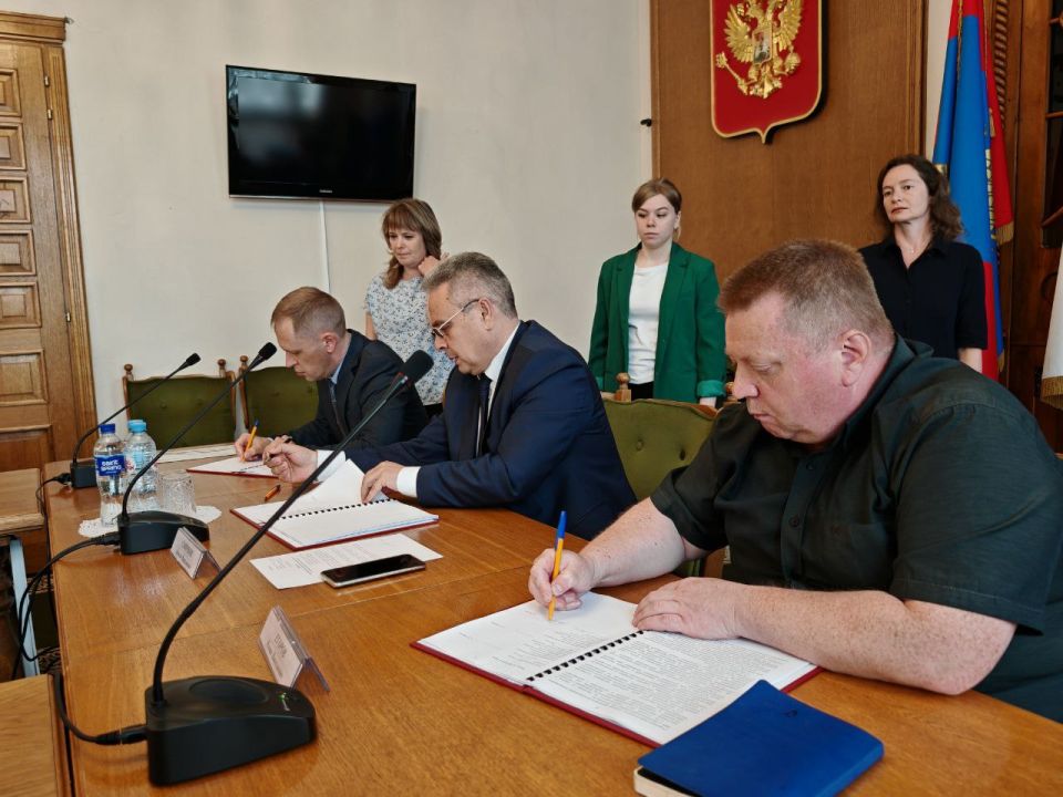 Алексей Смирнов: Сегодня подписали трехстороннее соглашение о социальном партнерстве в сфере труда