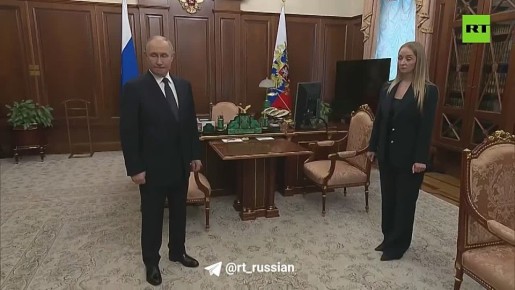 Владимир Путин передал медаль «Золотая Звезда» вдове замглавкома ВМФ Михаила Гудкова