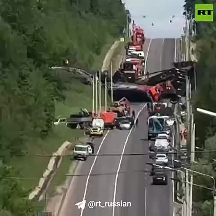             /    ,    