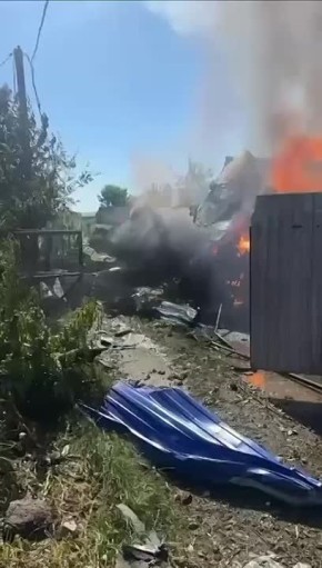 Гражданский летательный аппарат упал на частный жилой дом в Казани, возник пожар, пострадавших нет, сообщила пресс-служба главы Татарстана