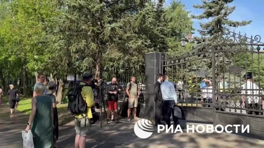 Желающие проститься с экс-министром транспорта Романом Старовойтом собираются в столичной ЦКБ