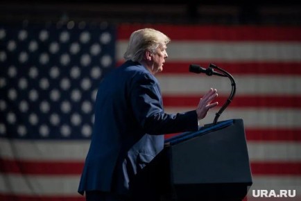 Президент США Дональд Трамп готов одобрить законопроект об ужесточении санкций против России только при условии расширения своих полномочий по их отмене