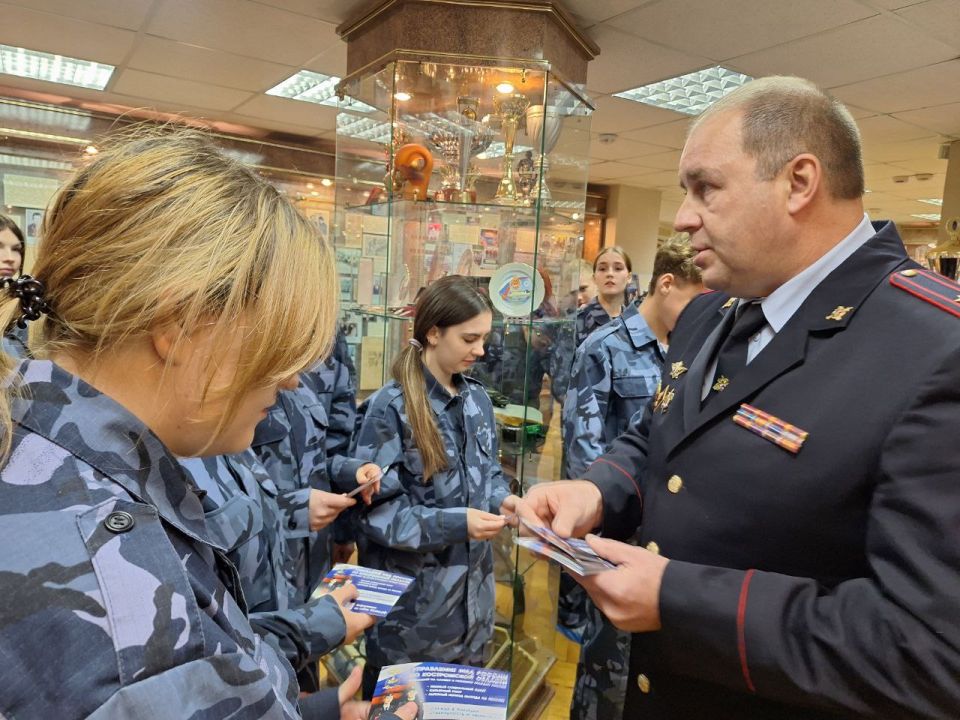 Заместитель начальника Управления МВД России по Костромской области Юрий Валентинович Белов встретился с учащимися средней общеобразовательной школы 44 города Костромы