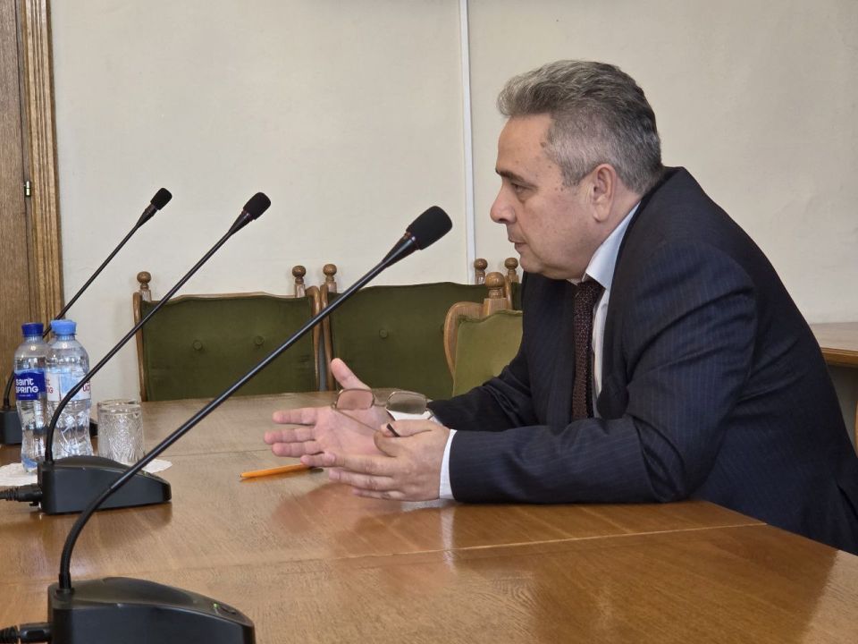 Алексей Смирнов: Также на совещании по отопительному периоду заслушал доклад подрядчиков о ходе ремонта тепловых сетей