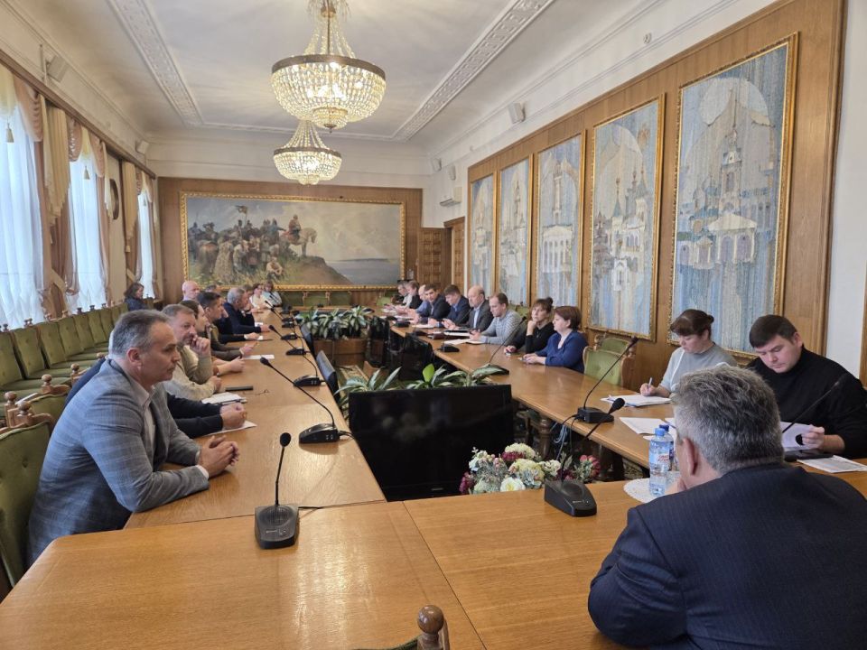 Алексей Смирнов: Сегодня на расширенном совещании с руководителями ресурсоснабжающих и подрядных организаций разобрали ситуацию с подключением отопления в жилом фонде