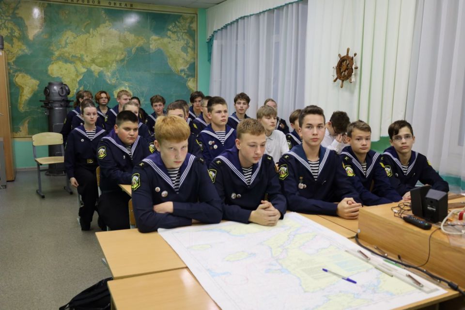 Сотрудники костромской полиции совместно с представителями Общественного совета рассказали подросткам о правилах безопасности в сети интернет