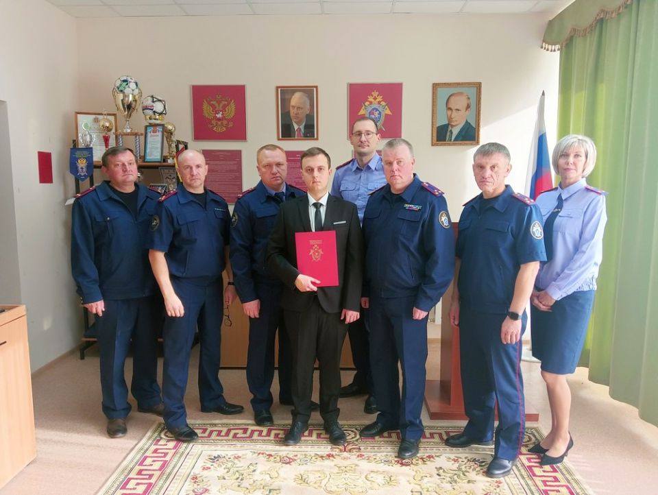 В следственном управлении СК России по Костромской области молодой следователь прошел первичную аттестацию и принял Присягу сотрудника Следственного комитета