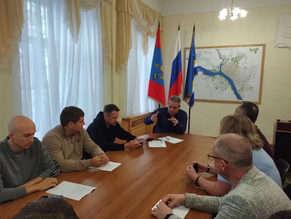 Алексей Смирнов: Обсудил с представителями профильных подразделений и ресурсоснабжающих организаций завершение пуска тепла в жилой фонд