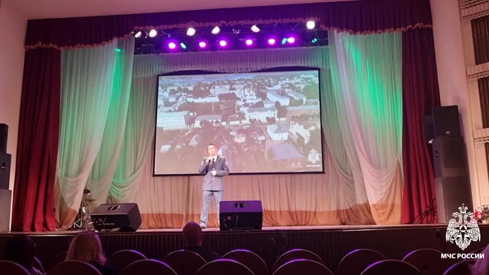 Музыкальная композиция "Родина" в исполнении сотрудника МЧС России Андрея Разгуляева