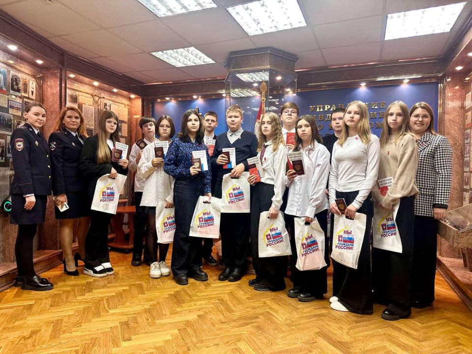 Сегодня в музее при УМВД России по Костромской области 15 юных костромичей получили первые паспорта