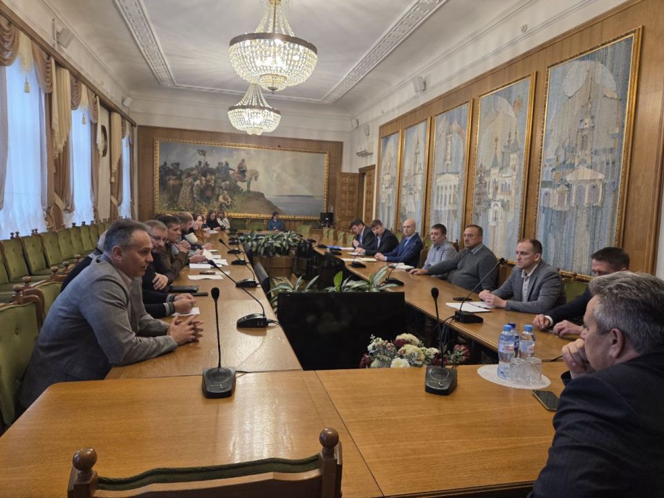 Алексей Смирнов: С руководителями ресурсоснабжающих и подрядных организаций обсудили ход отопительного сезона и продолжение капитального ремонта теплосетей