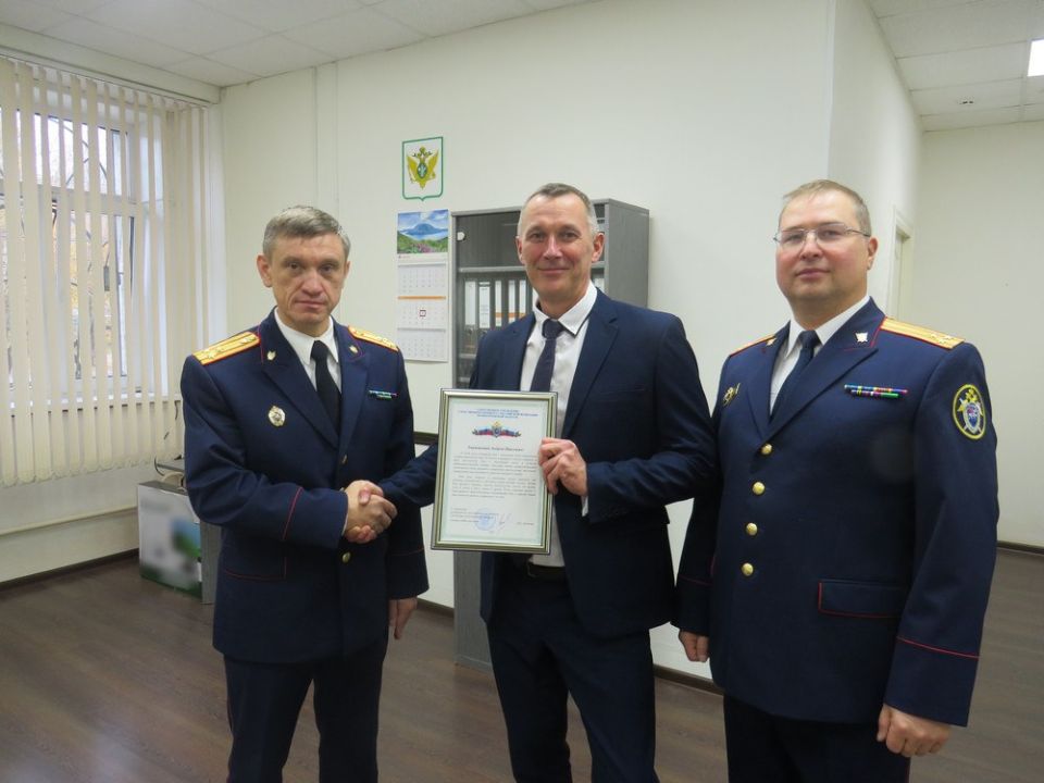 Сотрудники регионального СК поздравили коллегу-криминалиста с Днем образования службы криминалистики СК России