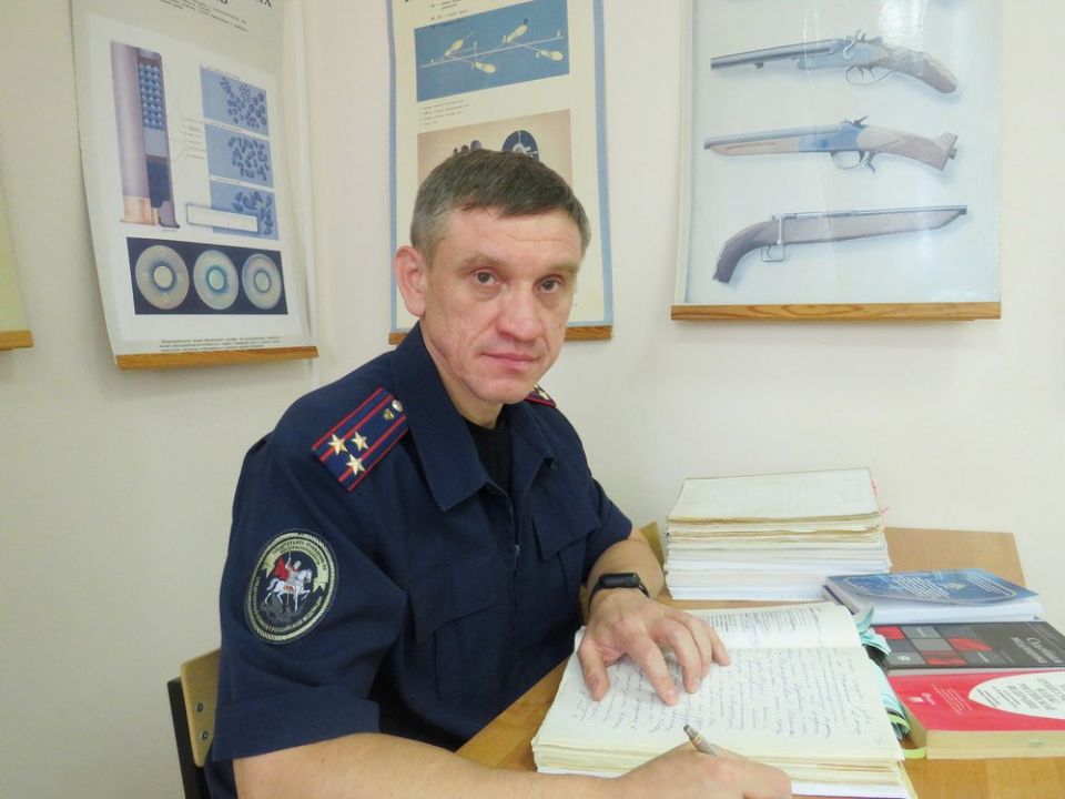 В канун Дня образования службы криминалистики гостем номера газеты «Аргументы и Факты – Кострома» стал руководитель отдела криминалистики следственного управления СК России по Костромской области Роман Кондрат