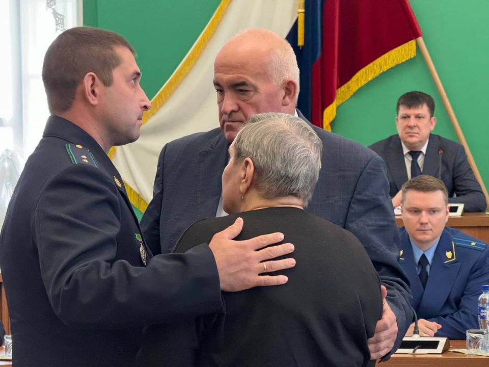 «Он отдал жизнь, защищая Родину», – губернатор Костромской области Сергей Ситников передал Орден Мужества матери и старшему брату прапорщика Дмитрия Ермолина