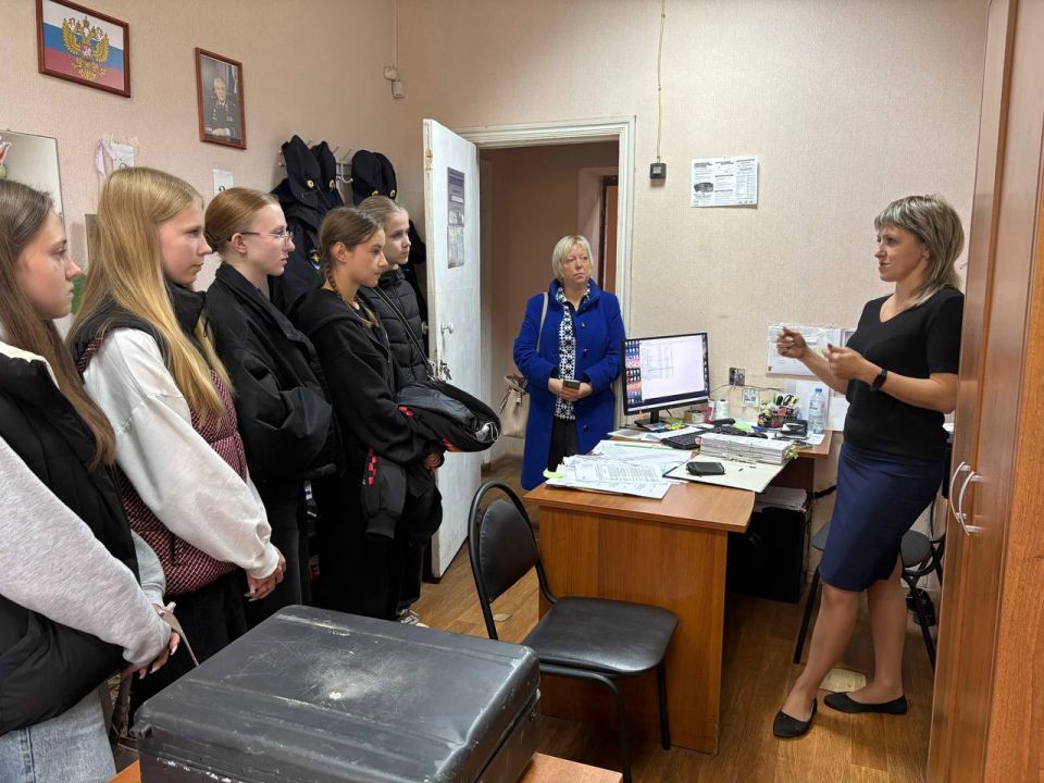 Сотрудники полиции организовали экскурсию для школьников с работой сотрудников ОМВД России по Костромскому району