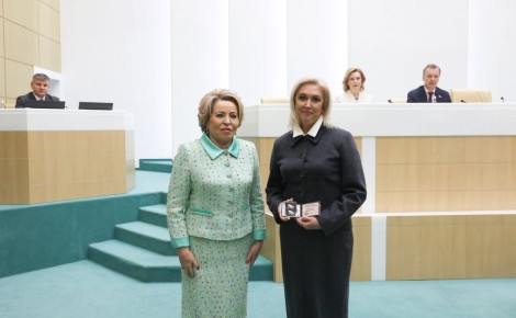 Сегодня же Валентина Матвиенко вручила удостоверение сенатора новому представителю Костромской области от областной Думы Светлане Кирилловой