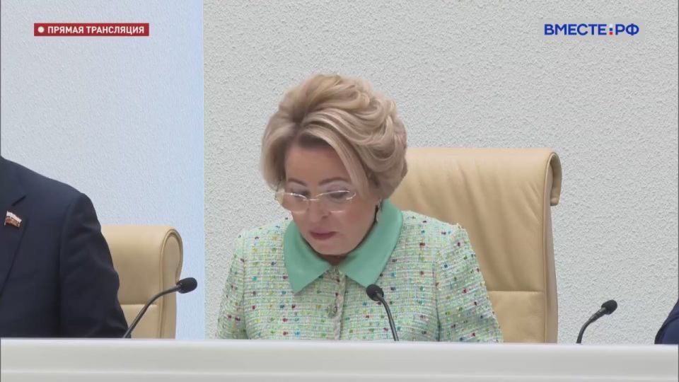 Председатель Совета Федерации Валентина Матвиенко вручила удостоверение Светлане Кирилловой, представителю от законодательного (представительного) органа государственной власти Костромской области