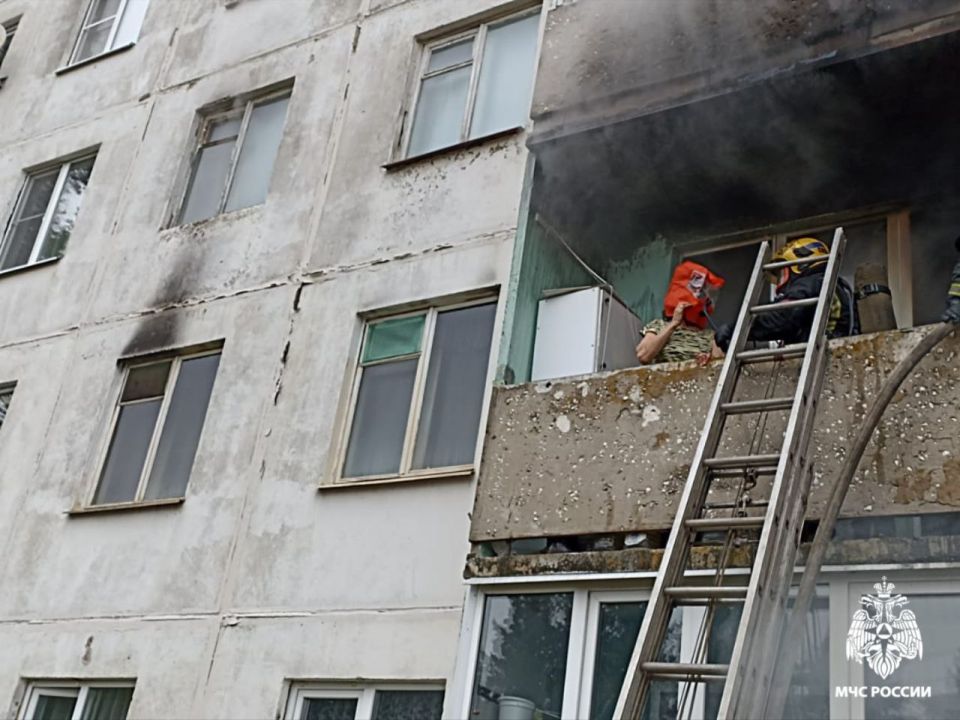 В п. Никольское Костромской области огнеборцы МЧС России спасли 4 детей и 14 взрослых на пожаре