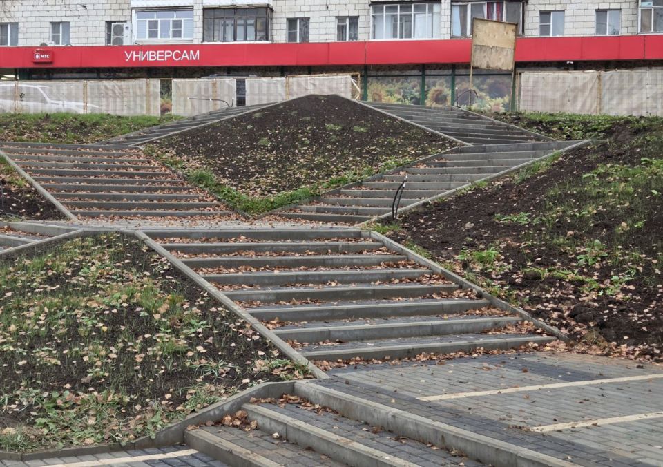 Алексей Смирнов проверил ход благоустройства сквера на пересечении улиц Голубкова и Стопани