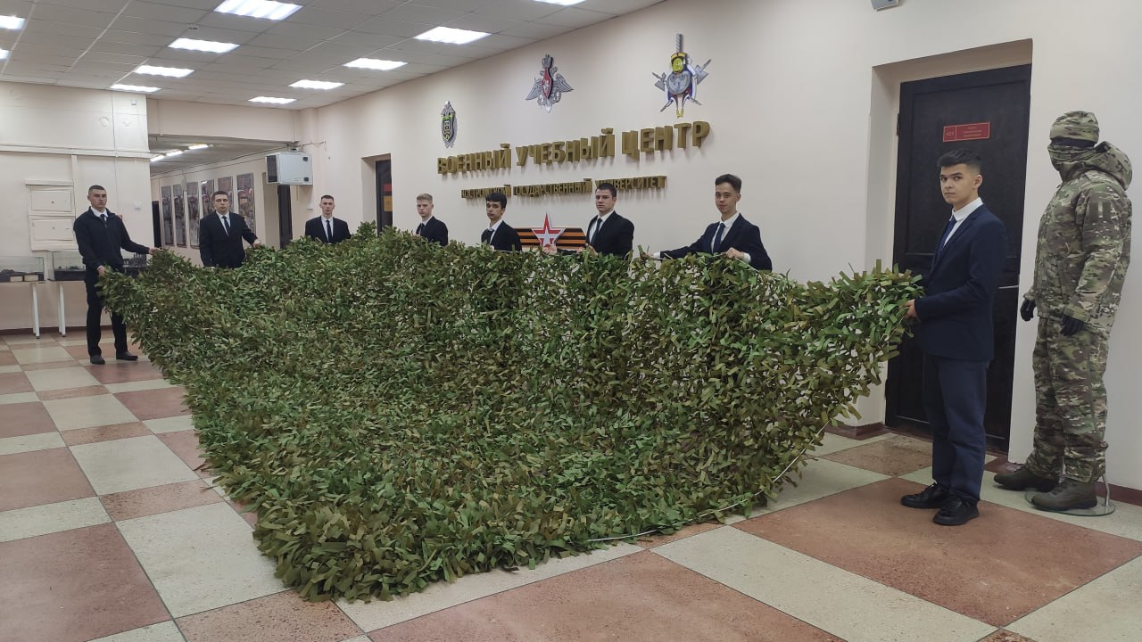 Студенты КГУ сплели маскировочную сеть для бойцов в зоне СВО Студенты КГУ сплели маскировочную сеть для бойцов в зоне СВО