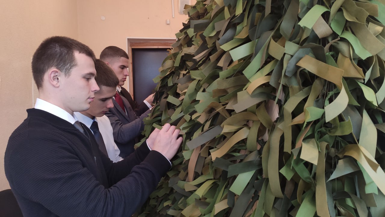 Студенты КГУ сплели маскировочную сеть для бойцов в зоне СВО Студенты КГУ сплели маскировочную сеть для бойцов в зоне СВО