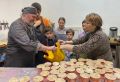Приготовление традиционного оливье для бездомных: новогодняя акция доброты