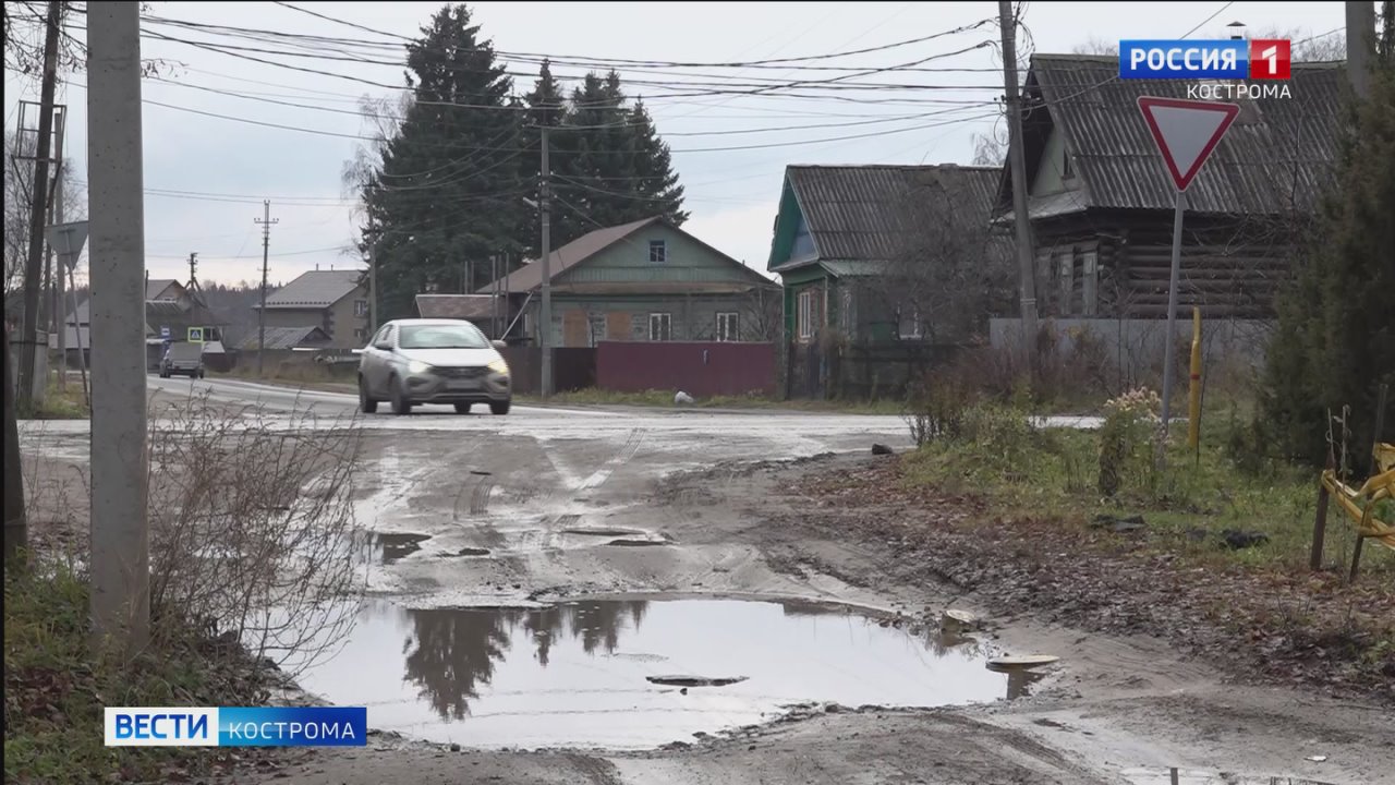 Два года шарьинцы ходят по глиняной каше, дожидаясь ремонта дороги